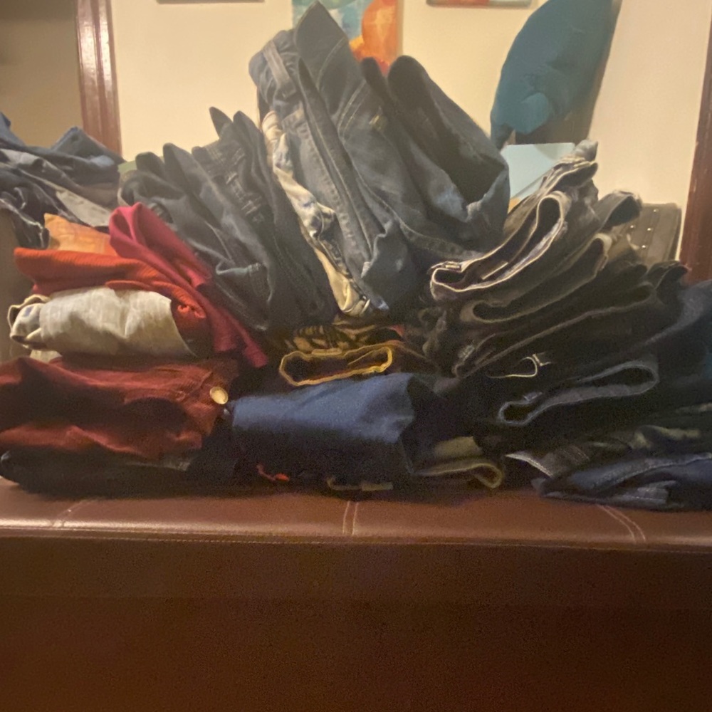 Lot of 32 pairs of jeans size ranging from 1 to 7.